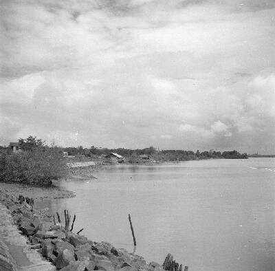 EU: De Commewijne- of de Surinamerivier bij Nieuw-Amsterdam in Suriname (1947), Nieuw Amsterdam, Suriname, 1947
