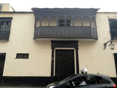 Detall de la tribuna d'un edifici del carrer Orbegoso de Trujillo, Perú, Trujillo, 2017