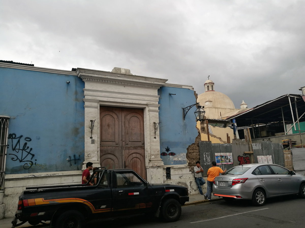 Façana d'edifici del jirón Gamarra de Trujillo02, Trujillo, Peru, 2017