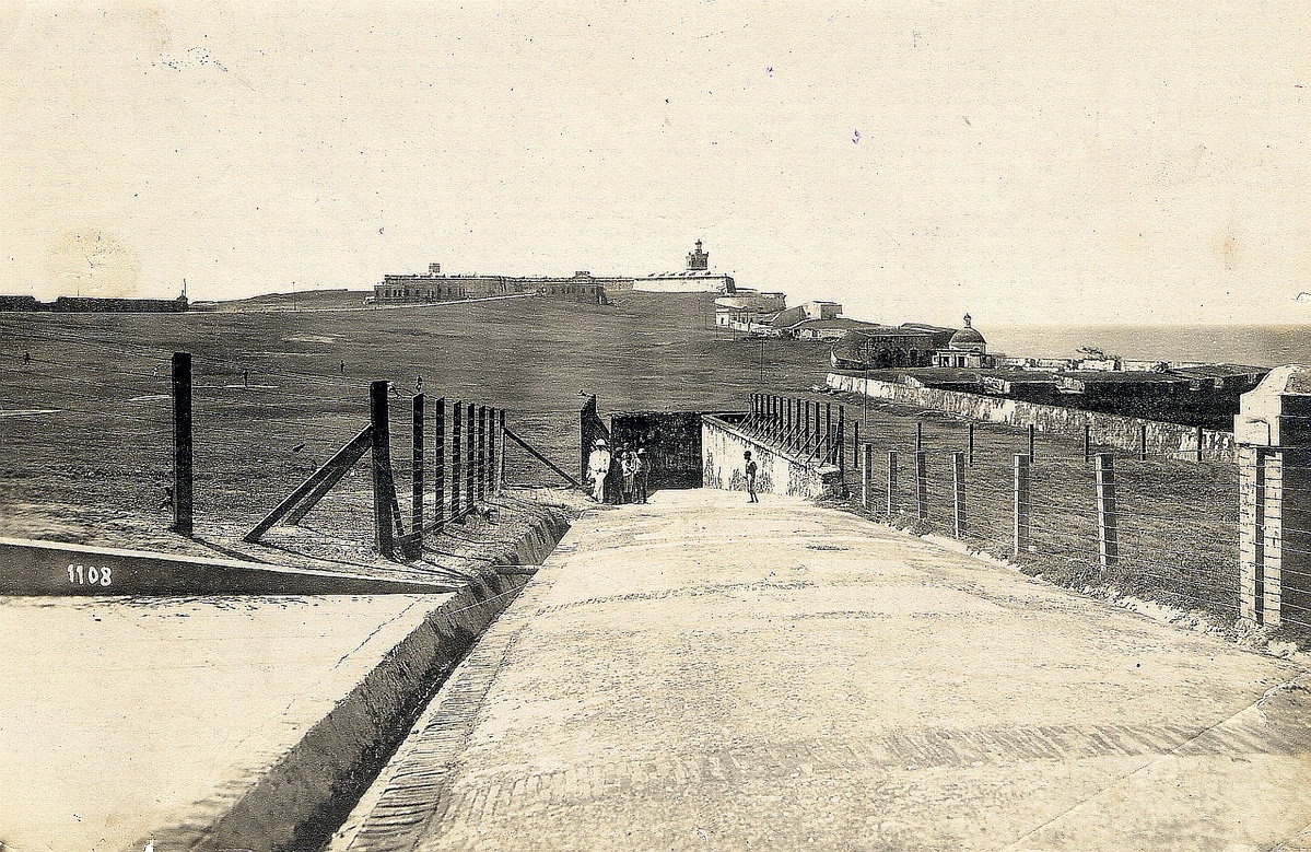 EU: San Juan, Puerto Rico. View over a road leading into a tunnel onto the San Felipe del Morro fortress (1915), San Juan, Puerto Rico, 1915