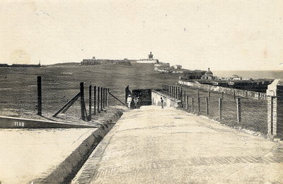 EU: San Juan, Puerto Rico. View over a road leading into a tunnel onto the San Felipe del Morro fortress (1915), San Juan, 1915