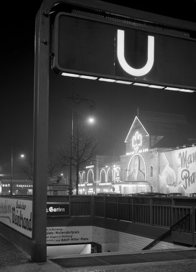 Berlijn. Nachtopname van de Hardenbergstrasse met een toegang tot de U-bahnhalte, Bestanddeelnr, Berlin, 1935