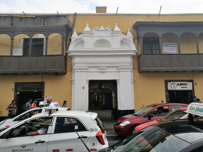 Detall d'edifici del carrer Orbegoso amb porta i tribunes, Trujillo, 2017
