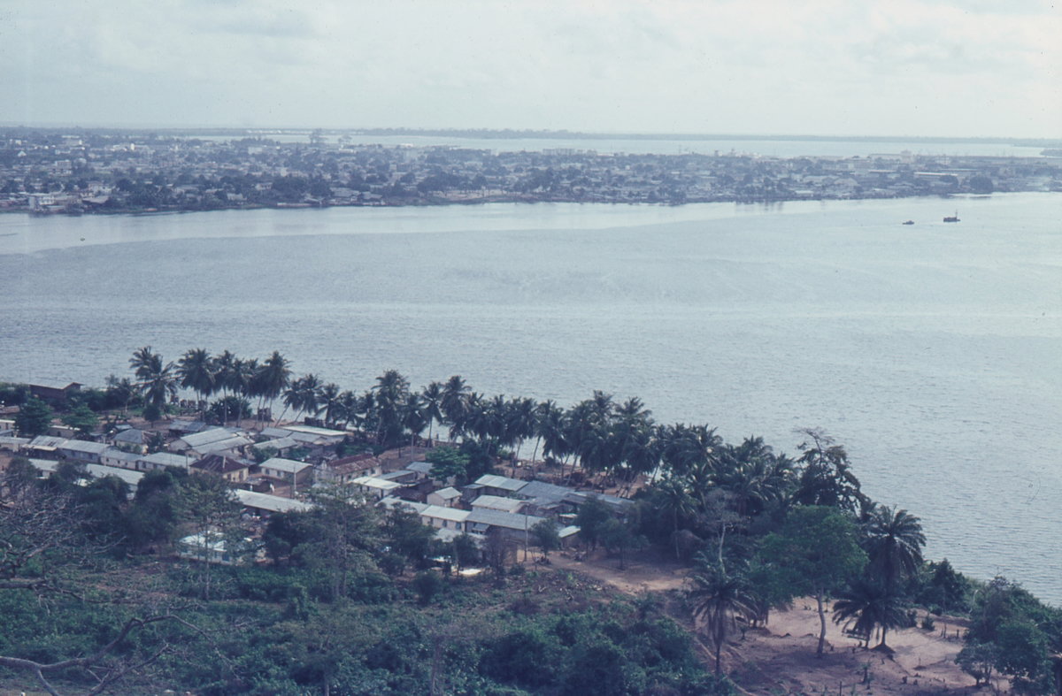 EU: Utsikt över bebyggelse in över Abidjan (1964), Abidjan, Ivory Coast, 1964