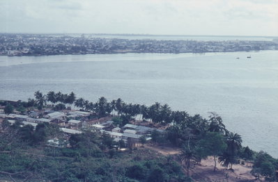EU: Utsikt över bebyggelse in över Abidjan (1964), Abidjan, 1964