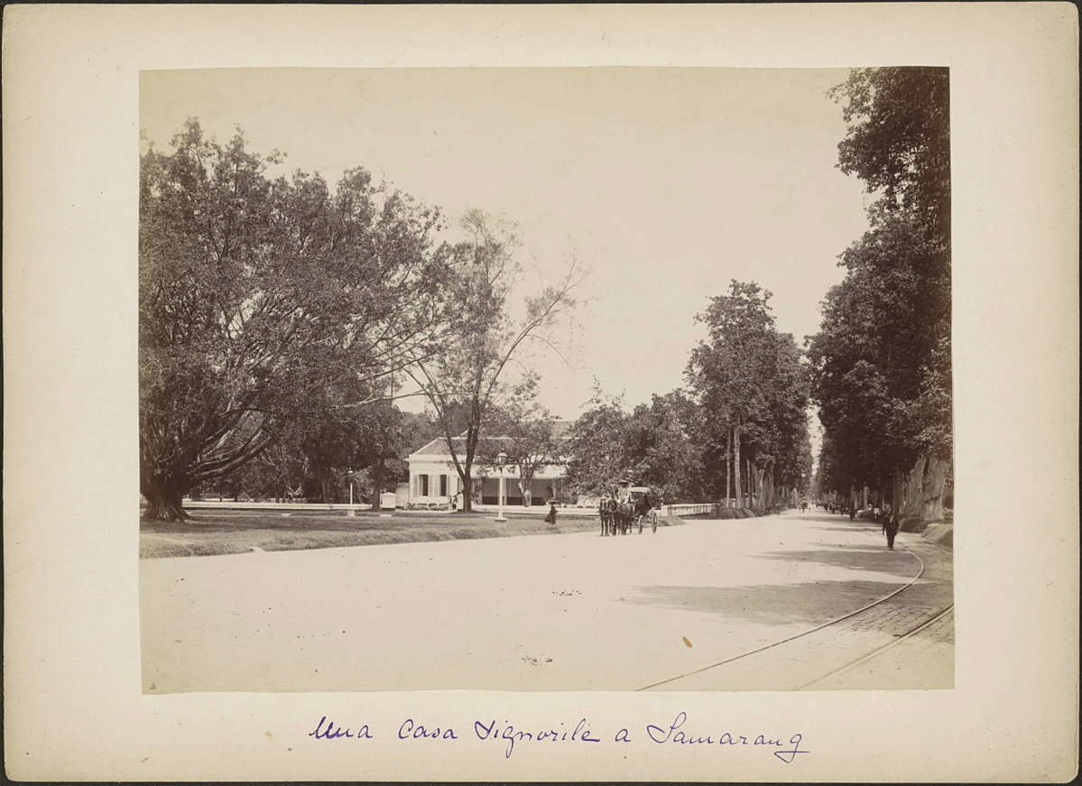 EU: Laan met herenhuis, rijtuig en voorbijgangers in Semarang (1900), Semarang, Indonesia, 1900