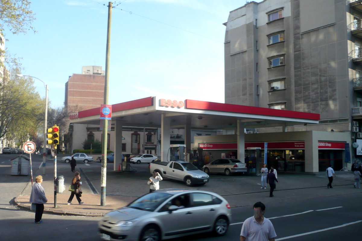 Estacion ESSO Calle 18 de Julio, Montevideo, Uruguay, 2011