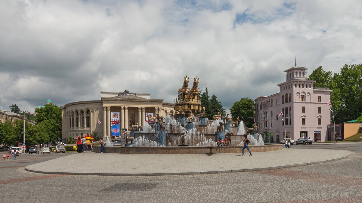 Kutaisi, Fontanna na centralnym placu, Kutaisi, Georgia, 2014