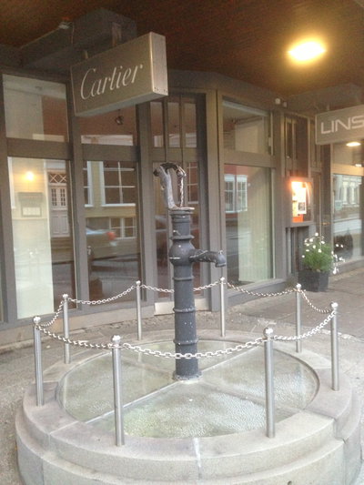 Artaĵo apud butiko Cartier en Rejkjaviko, Reykjavik, 2013