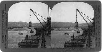 At the Docks Loading Beans (Sacked) on Lighters, Valparaiso, Chile, Valparaíso, 1914