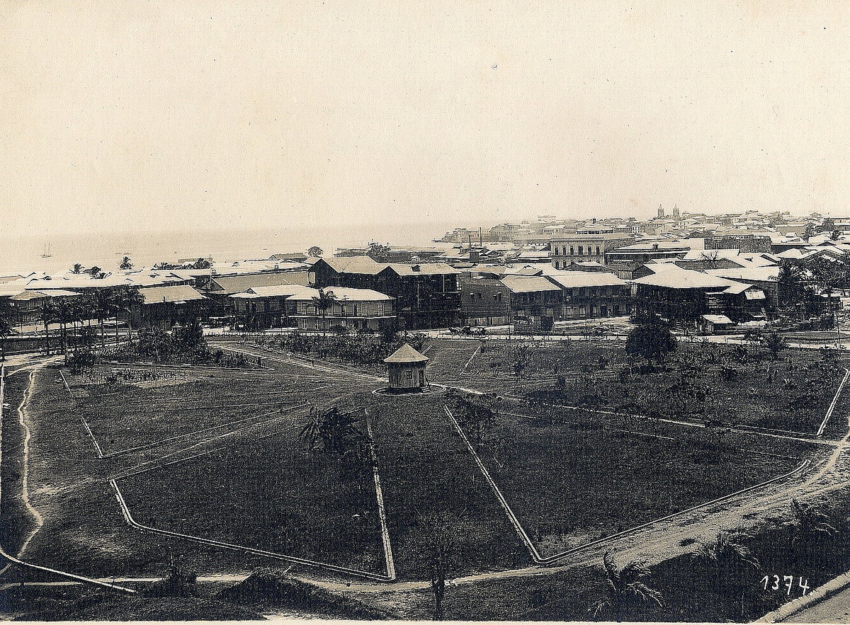 EU: Panama-Stadt. Blick über Parkanlage und Häuser der Stadt zur Küste (1915), Panama City, Panama, 1915