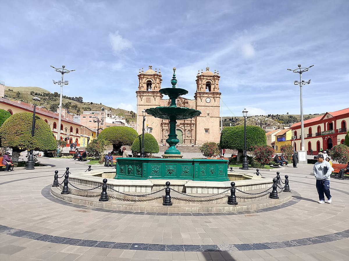 Pileta en la plaza de armas de Puno 02, Puno, Peru, 2025