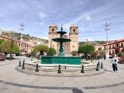 Pileta en la plaza de armas de Puno 02, Puno, 2025