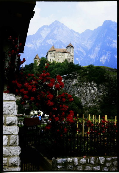 EU: Balzers: Burg Balzers, hinter Rosenstrauch (1974) [3], Balzers, 1974