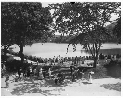 EU: Kandy (Sri Lanka). Blick vom Hotel über Spaziergänger und einen Rikschafahrer auf den Kandy-See (1913) [item_RWJEV], Kandy, 1913