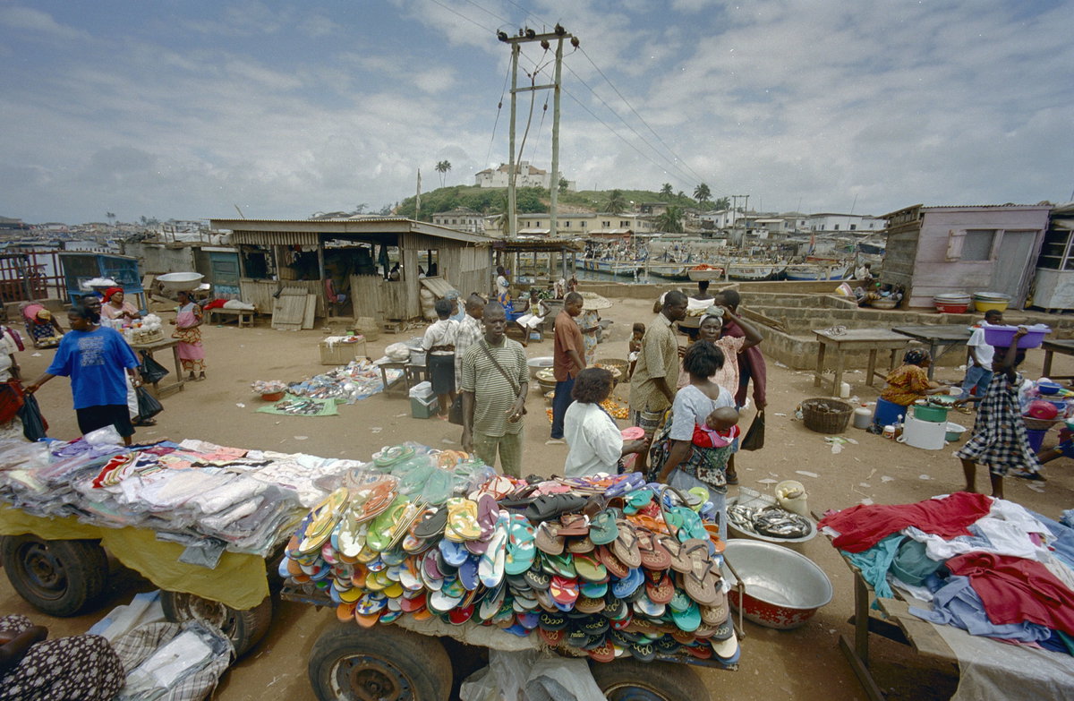 Zicht op markt met haven op de achtergrond - Elmina - - RCE, Elmina, Ghana, 2002