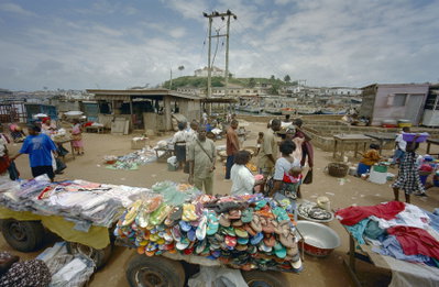 Zicht op markt met haven op de achtergrond - Elmina - - RCE, Elmina, 2002