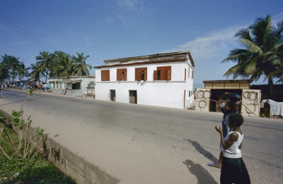 EU: Elmina, Liverpool Road coastal street with colonial house (2000), Elmina, 2000