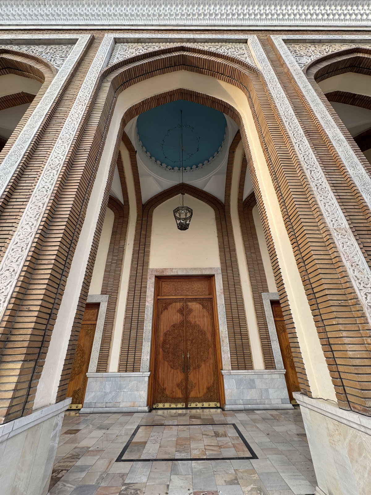 Teatrga kirish, Tashkent, Uzbekistan, 2024