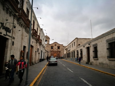Carrer de San Francisco amb l'església de San Francisco al fons, Arequipa, 2017