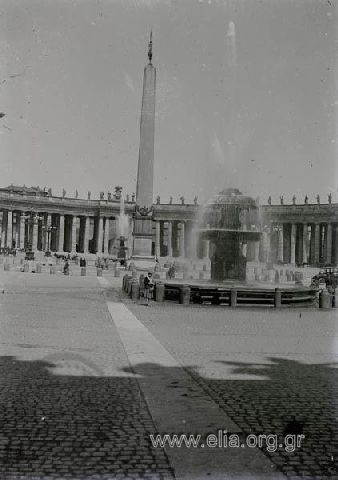 EU: Βατικανό, Piazza San Pietro: συντριβάνι, ο αρχαίος αιγυπτιακό οβελίσκος (μεταφ'ερθηκε στη Ρώμη από τον Καλιγούλα το 37 μ.Χ) και τμήμα του περιστυλίου της πλατείας του Αγίου Πέτρου, Vatican City, 1927