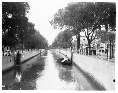 EU: Batavia (Jakarta), Indonesien. Städtischer Kanal mit Boot im Vorort Weltevreden (1913), Jakarta, 1913