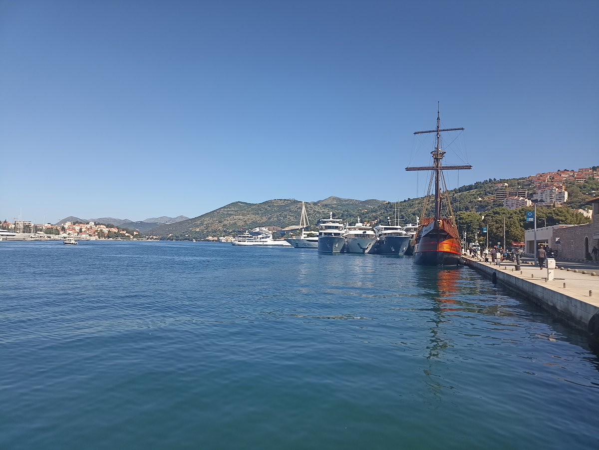 Nabrzeże przy Luka Gruz w Dubrowniku - kwiecień, Dubrovnik, Croatia, 2024