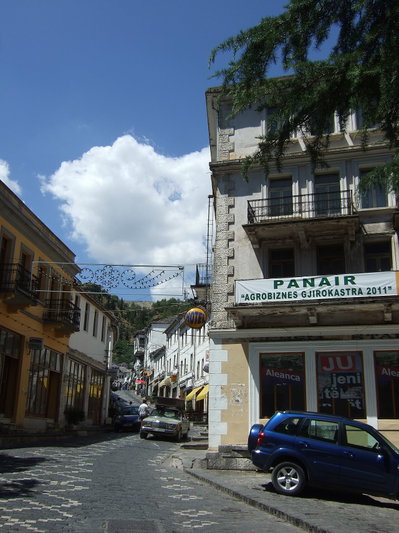Gjirokastra - Straße mit altem Hotel, Gjirokastër — photos through time