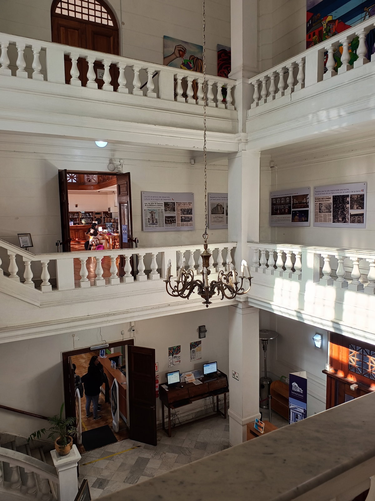 Interior Biblioteca Santiago Severin, Valparaíso, Chile, 2024