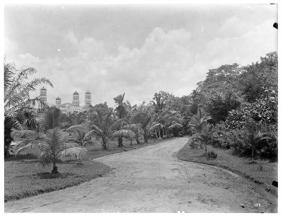 EU: Lahore (Pakistan). Blick durch einen Park zu einer Moschee (1913), Lahore, 1913