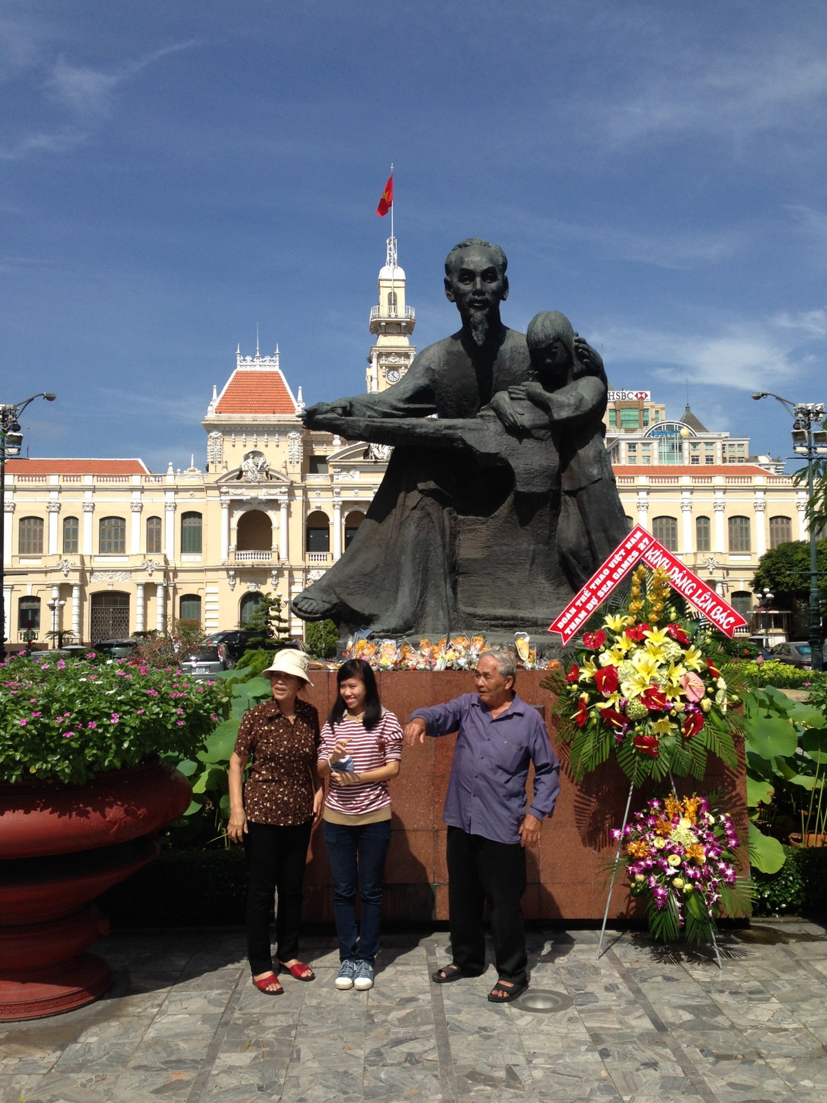 Monumento al Ho Chi Minh en la bulvardo Nguyen Hue (Ho-Ĉi-Min-urbo) 01, Ho Chi Minh City, Vietnam, 2013
