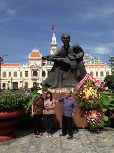 Monumento al Ho Chi Minh en la bulvardo Nguyen Hue (Ho-Ĉi-Min-urbo) 01, Ho Chi Minh City, 2013