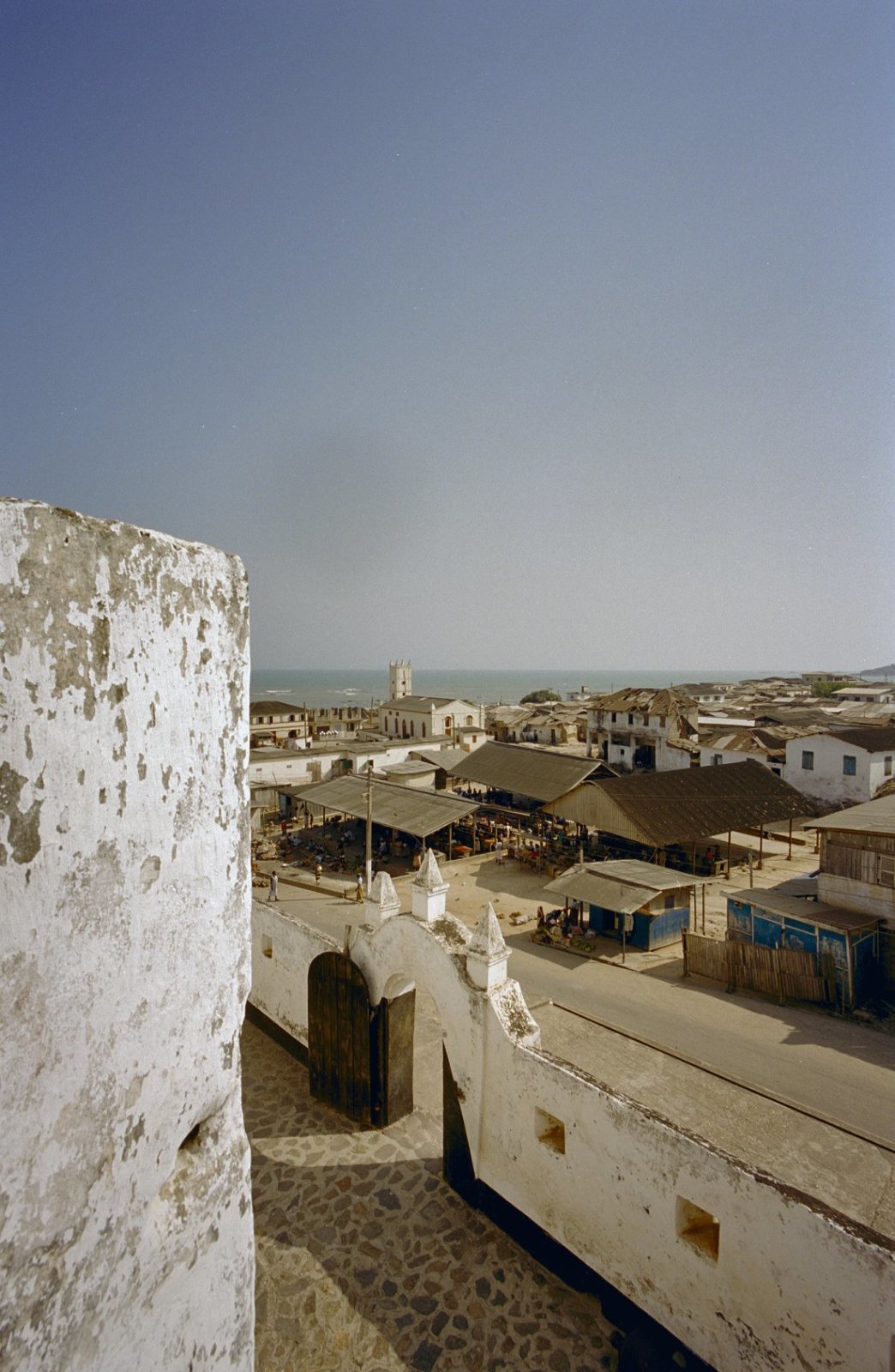 EU: Overzicht vanaf fort met toegangspoortje aan de voorzijde (2000), Shama, Ghana, 2000
