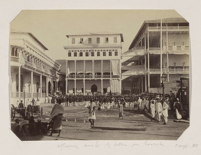 EU: Mensen en militairen bij het paleis van de sultan van Zanzibar (1880), Zanzibar City, 1880