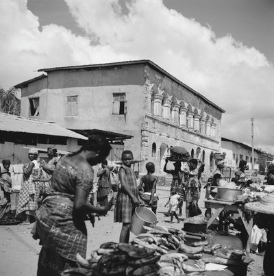 Groot oud huis, bij marktplaats - - RCE, Elmina, 1966