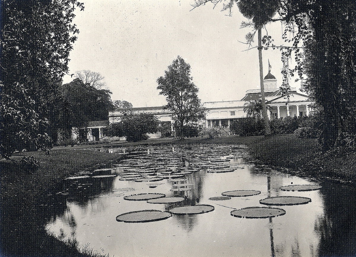 EU: Istana Bogor palace and lily pond (1913), Bogor, Indonesia, 1913