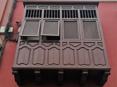 Tribuna de fusta d'edifici al jirón Independencia, a la Plaza de Armas de Trujillo02, Trujillo, 2017