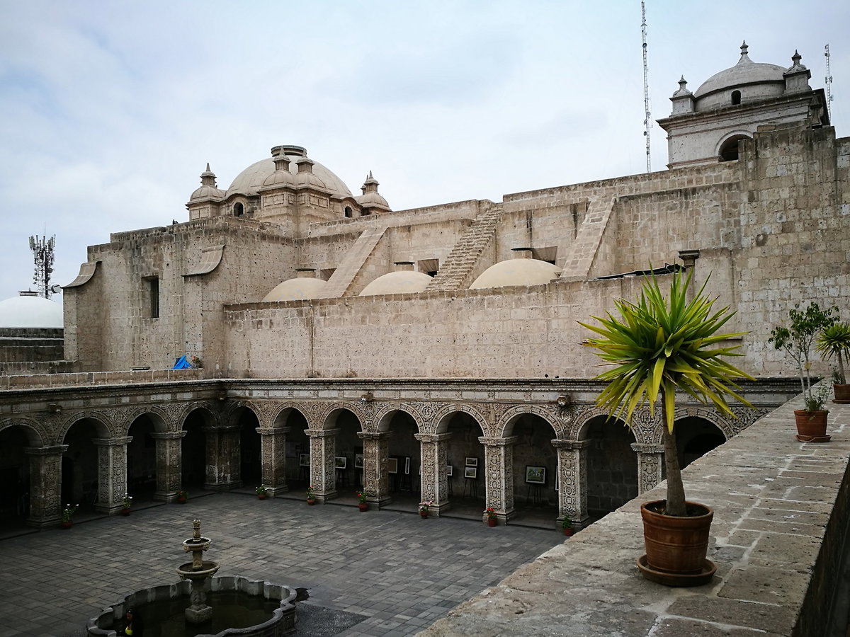 Vista des del primer pis del claustre de l'església dels jesuïtes d'Arequipa02, Arequipa, Peru, 2017