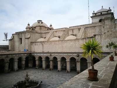 Vista des del primer pis del claustre de l'església dels jesuïtes d'Arequipa02, Arequipa, 2017