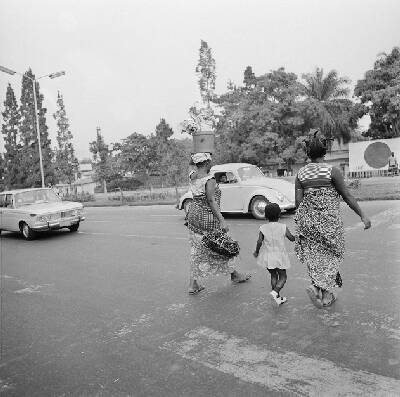 EU: Straatbeeld in Kinshasa - women crossing street (1973), Kinshasa, 1973