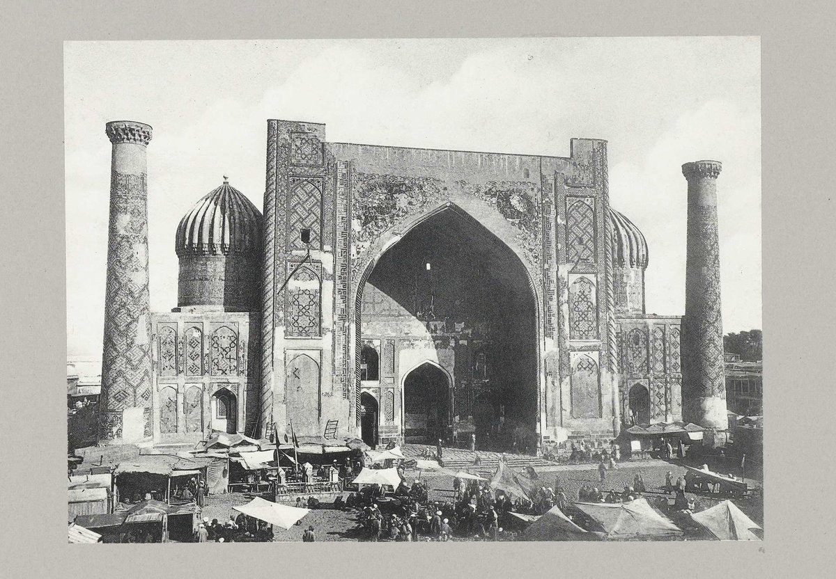 EU: Moskee met scheve minaretten op de marktplaats te Samarkand (1900), Samarkand, Uzbekistan, 1900