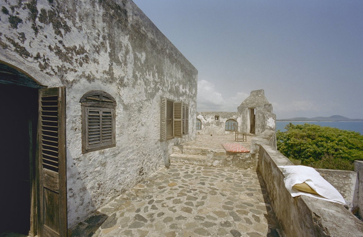 EU: Overzicht achterzijde vanaf buitenmuur, Apam Fort Patience (2000), Apam, Ghana, 2000
