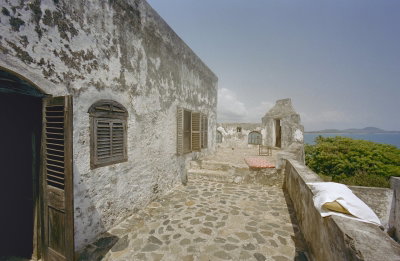 EU: Overzicht achterzijde vanaf buitenmuur, Apam Fort Patience (2000), Apam, 2000