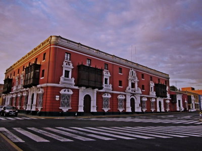 Edifici del jirón Independencia a la Plaza de Armas de Trujillo, Trujillo — photos through time