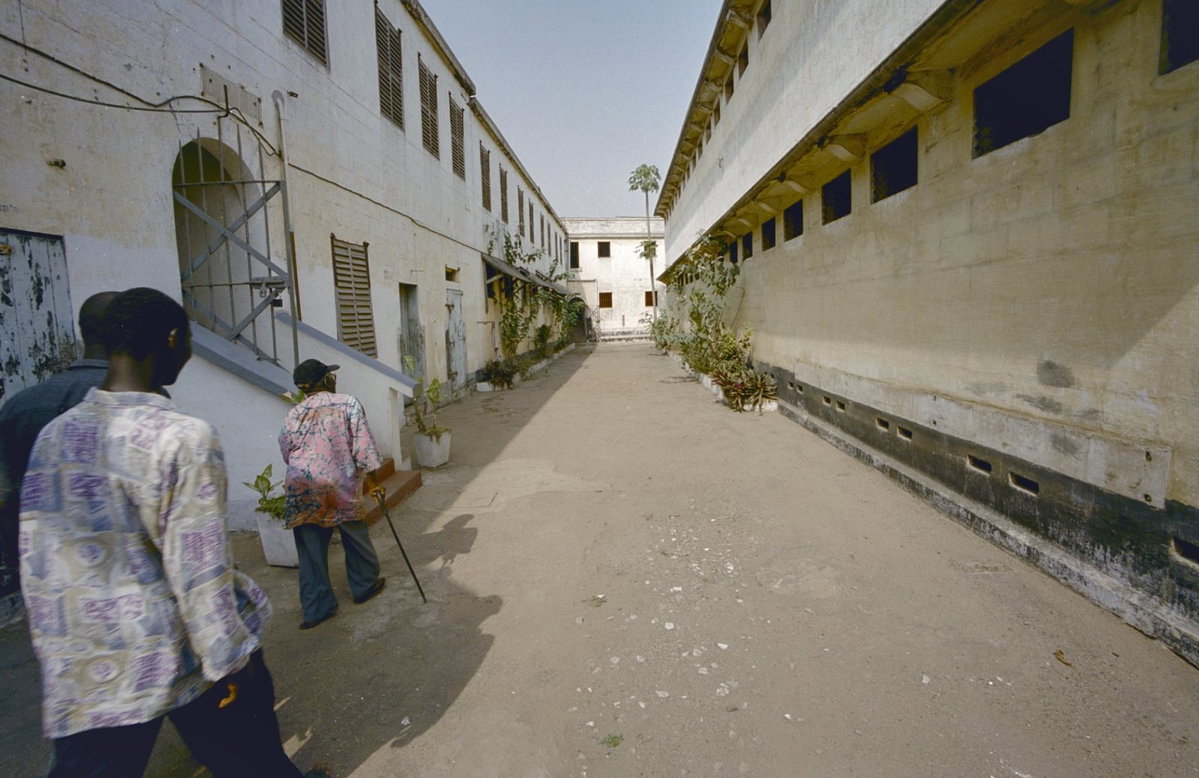 EU: Overzicht gevels aan straat (2000), Accra, Ghana, 2000