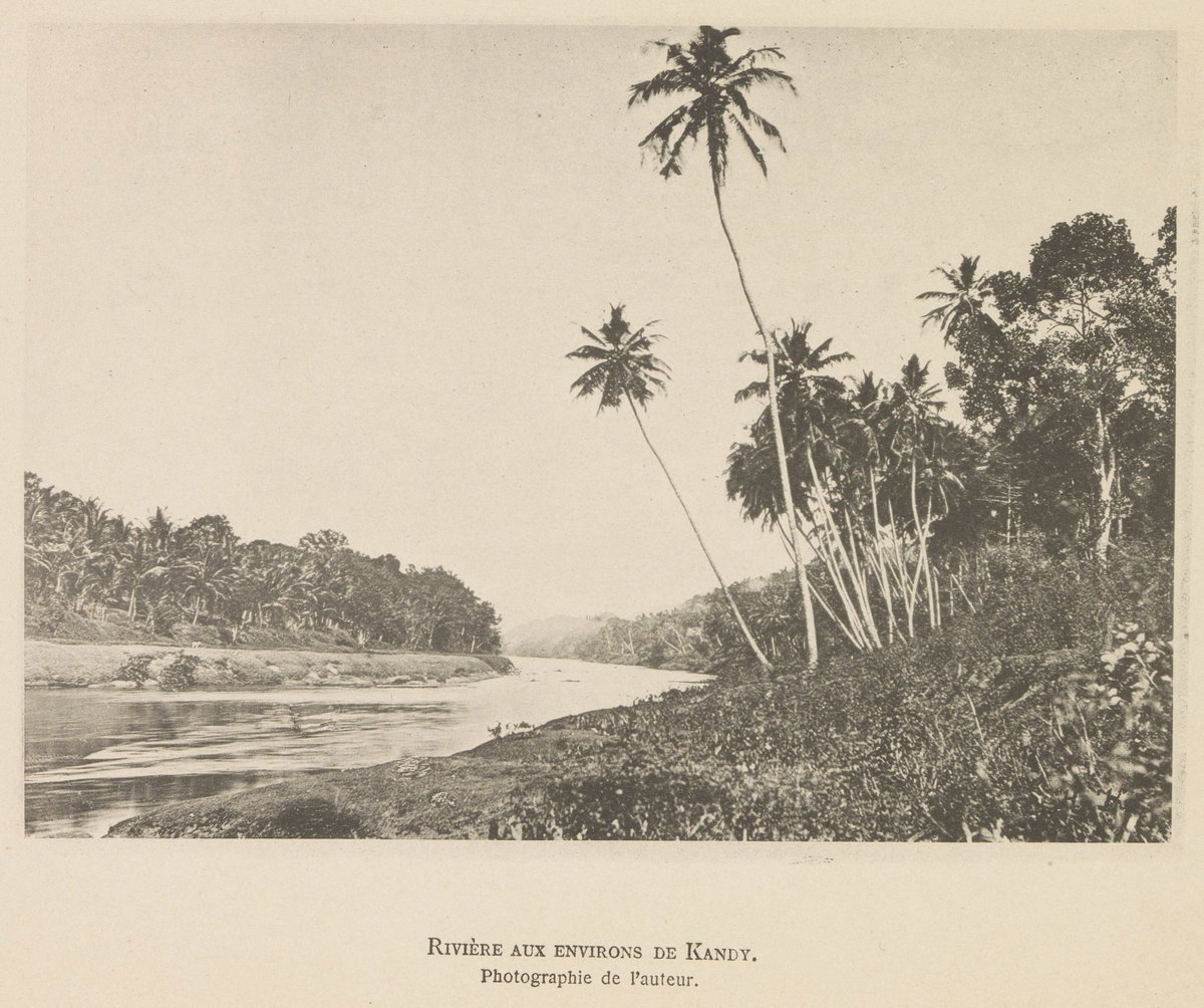 Gezicht op een rivier nabij Kandy Rivière aux environs de Kandy (titel op object), Kandy, Sri Lanka, 1882