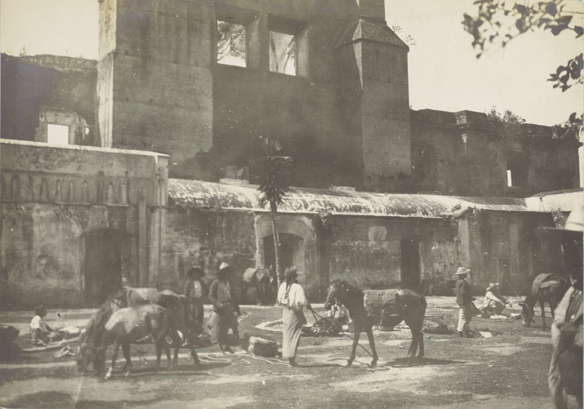 EU: Ruinas van Antigua Guatemala - markt met mensen en paarden (1912), Antigua Guatemala, Guatemala, 1912