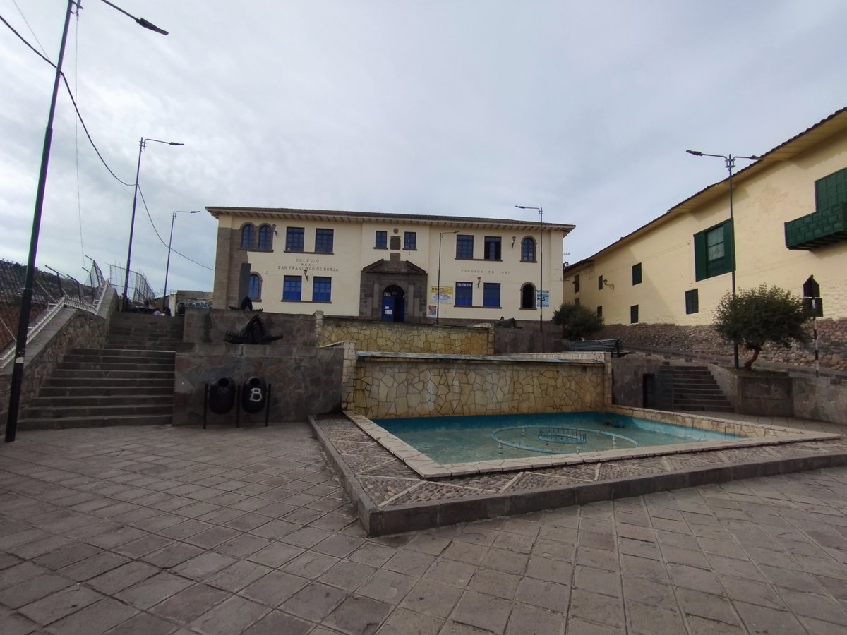 Fuente Colegio San Francisco de Borja 02, Cusco, Peru, 2023