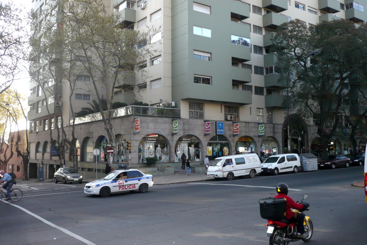 Torre de los Caudillos Bulevard Artigas, Montevideo, Uruguay, 2011