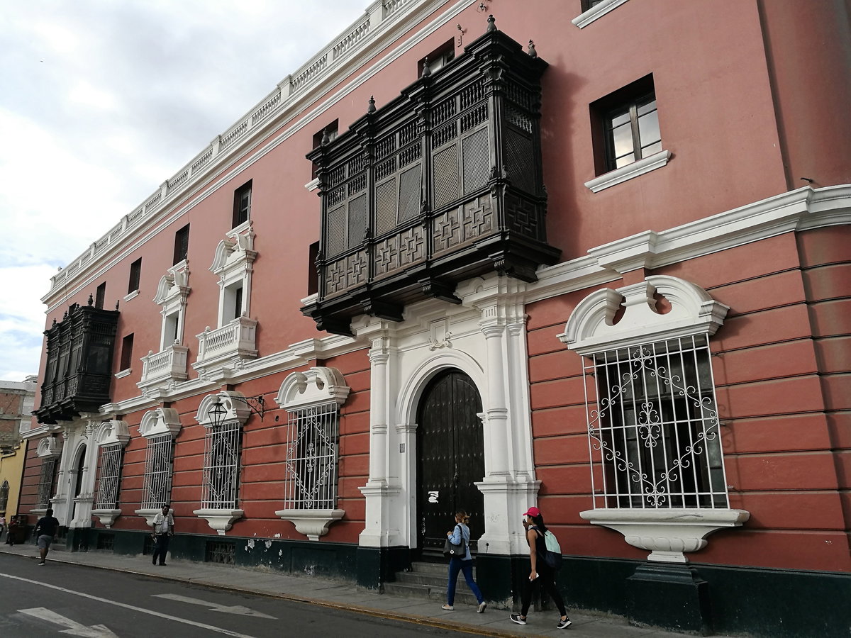 Edifici del jirón Independencia a la Plaza de Armas de Trujillo, Trujillo, Peru, 2017